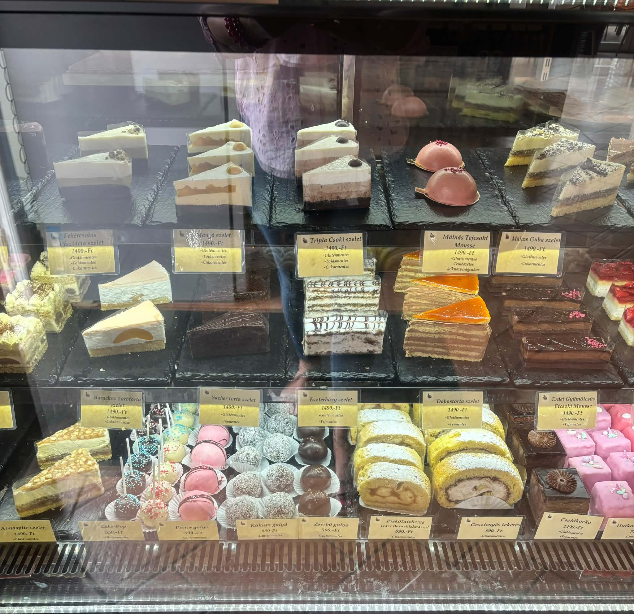 A Venezia cukrászvitrinje tele szeletekkel, mousse-okkal és mignonokkal – minden címkén gluténmentes jelölés